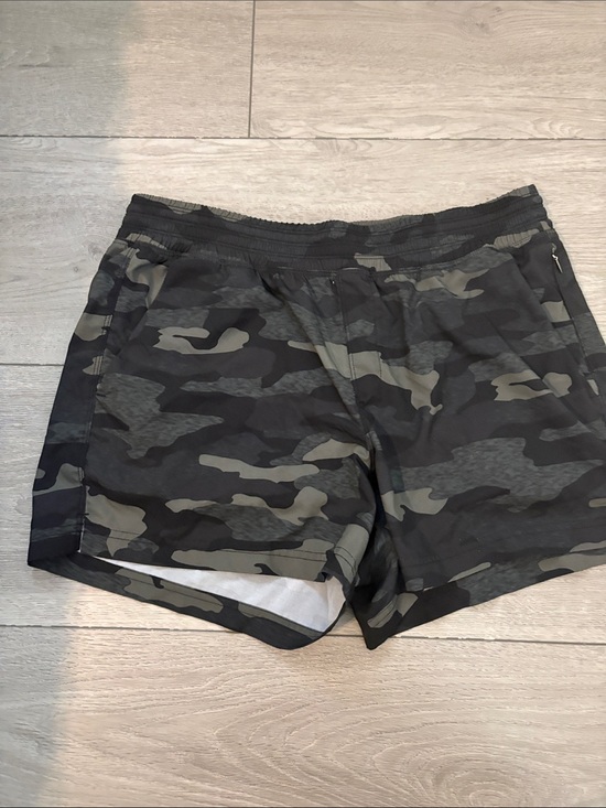 Old Navy Pants - Old Navy women’s  Olive & Black Camo Athletic Shorts Size m